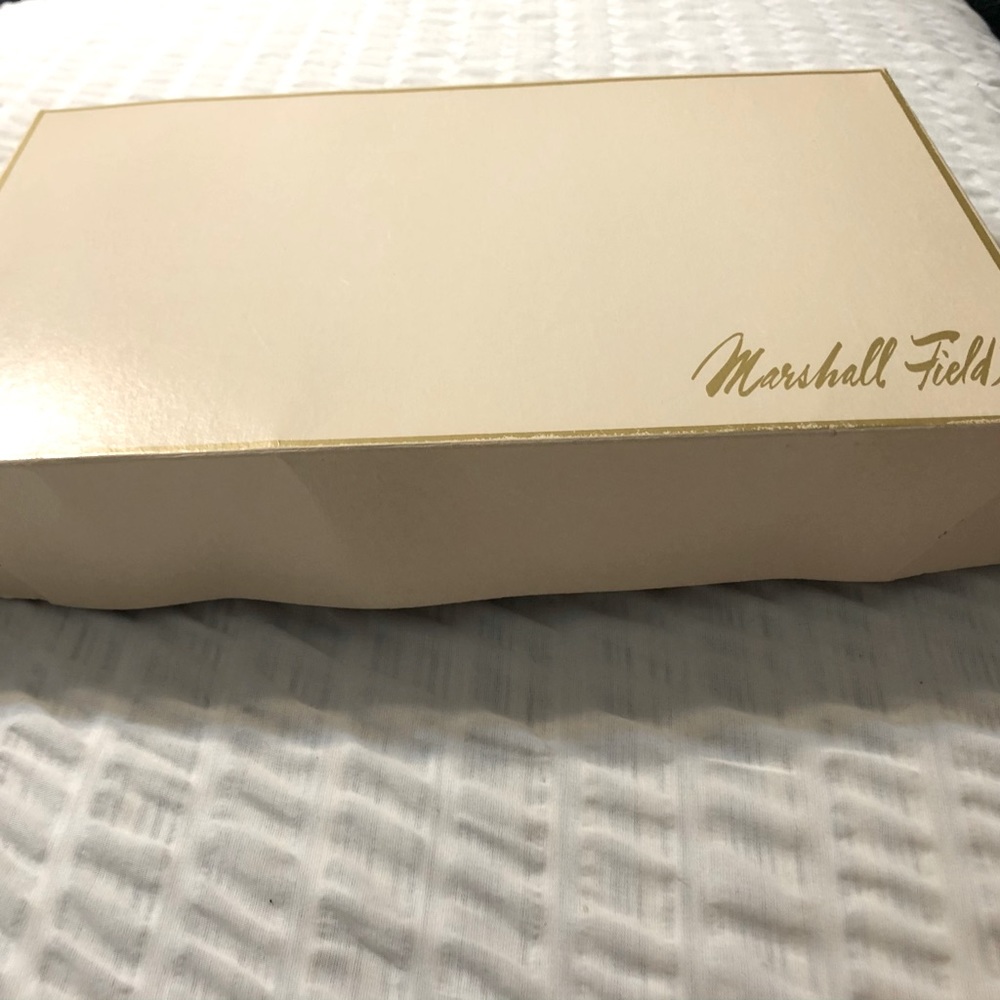 MARSHALL FIELD’S GIFT BOX vintage offwhite color with gold border size22x12 GUC - Picture 6 of 13